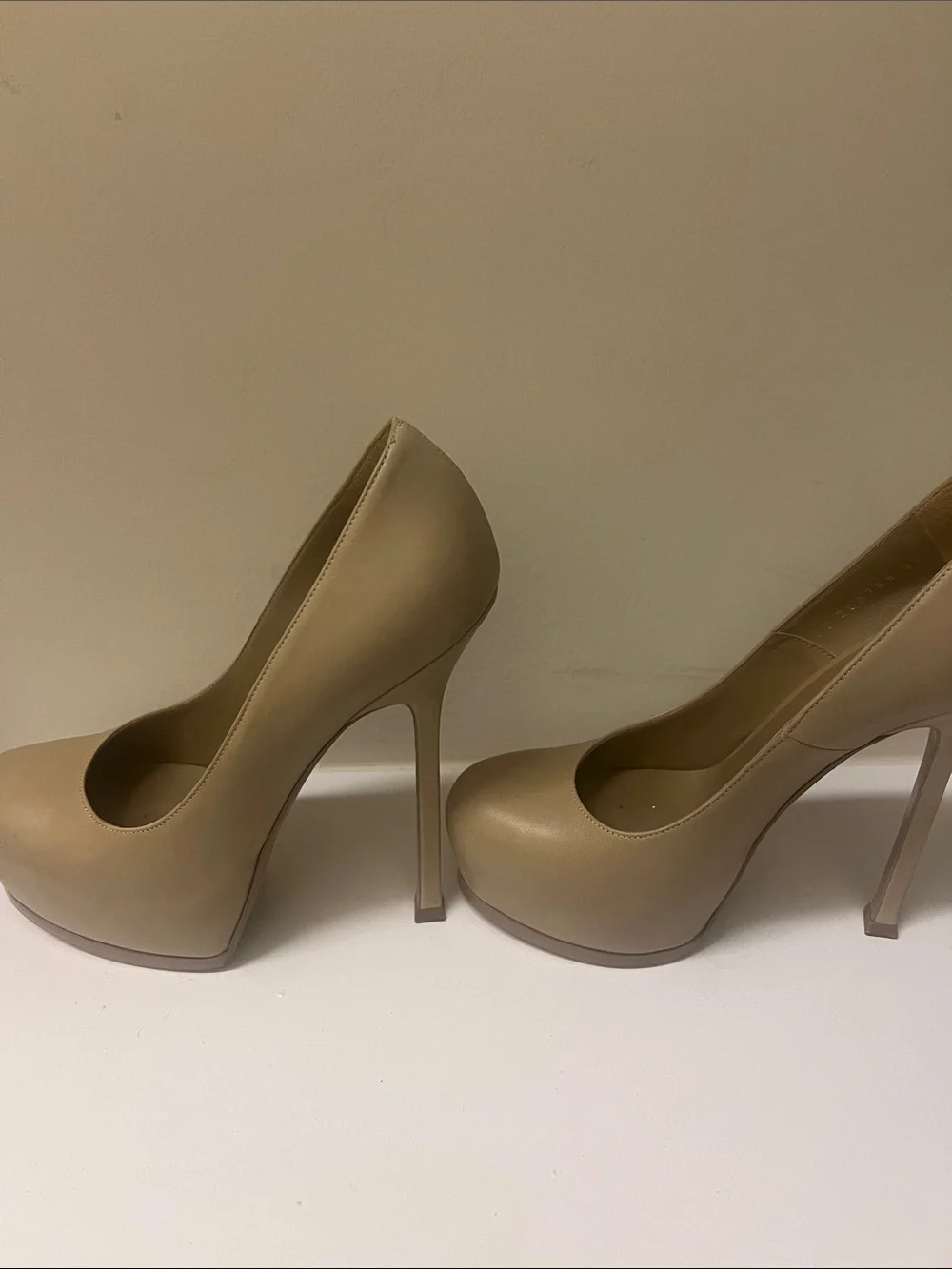Yves Saint Laurent Beige Leather Platform Pumps